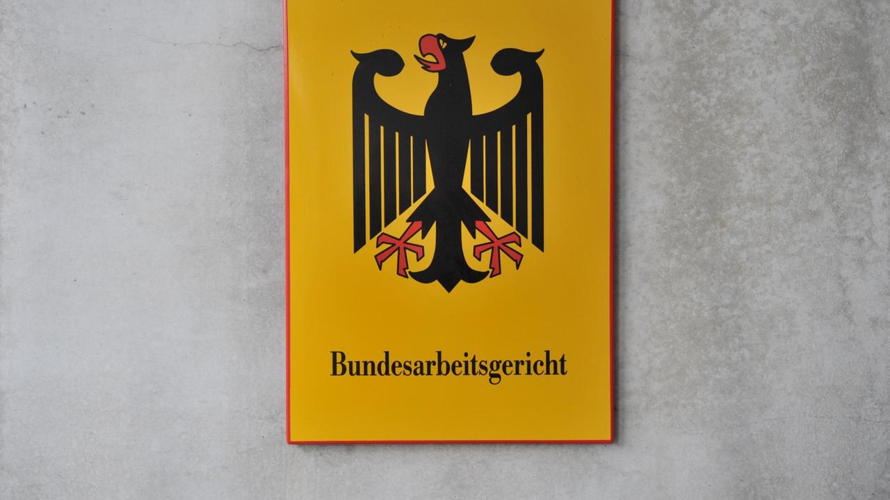 Ein Behördenschild hängt in Erfurt (Thüringen) am Bundesarbeitgericht. Ein Behördenschild hängt in Erfurt (Thüringen) am Bundesarbeitgericht.