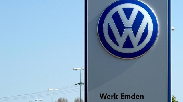 Ein Schild am VW-Werk in Emden .