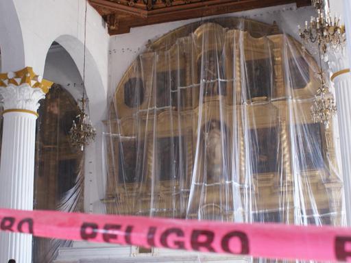 Ein Blick ins innere der erdbebengeschädigten Kathedrale von San Cristóbal de las Casas. Ein Absperrband mit der Aufschrift Peligro (Gefahr) hängt im Vordergrund