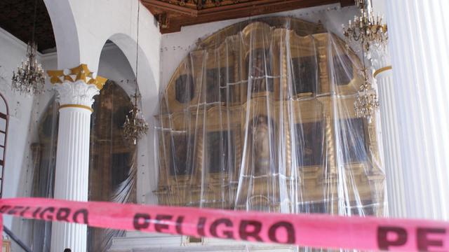 Ein Blick ins innere der erdbebengeschädigten Kathedrale von San Cristóbal de las Casas. Ein Absperrband mit der Aufschrift Peligro (Gefahr) hängt im Vordergrund