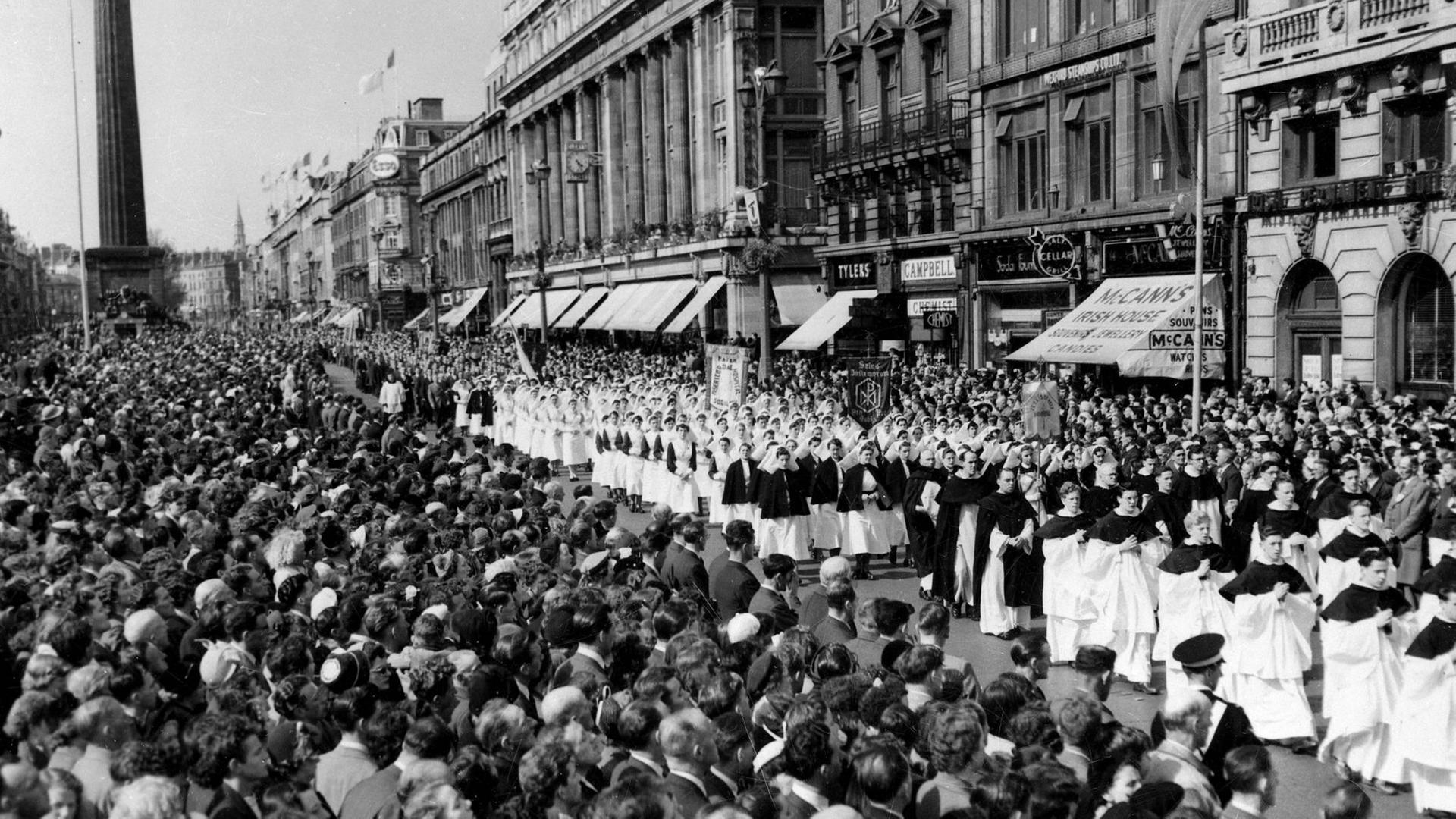 Die traditionsreiche Mai-Prozession in Dublin, um 1954.