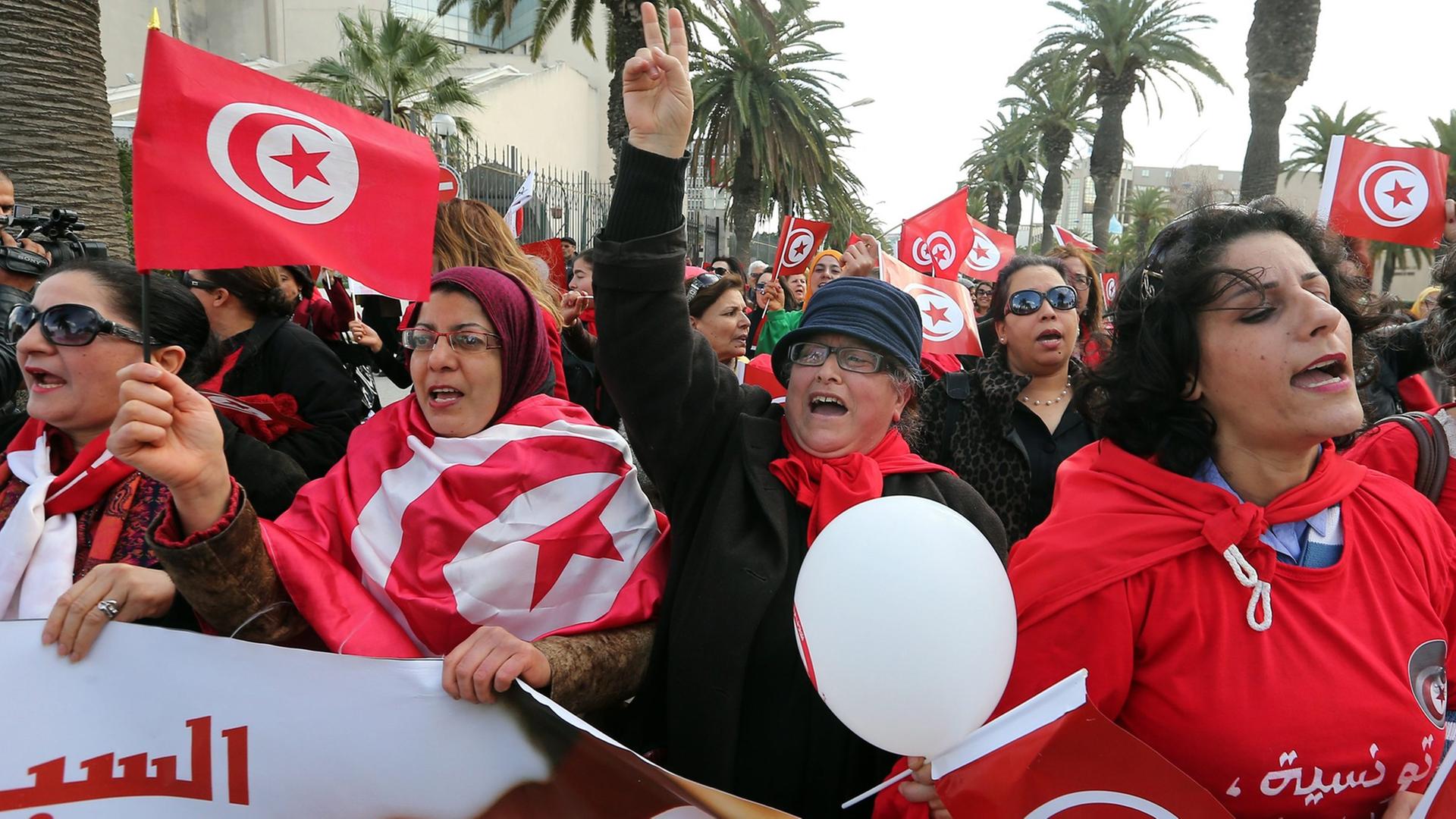 Tunesierinnen demonstrieren am internationalen Frauentag 2014 in Tunis für mehr Rechte. (8.3.2014) Tunesierinnen demonstrieren am internationalen Frauentag 2014 in Tunis für mehr Rechte. (8.3.2014)