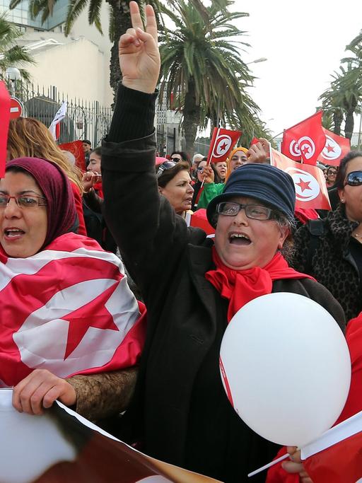 Tunesierinnen demonstrieren am internationalen Frauentag 2014 in Tunis für mehr Rechte