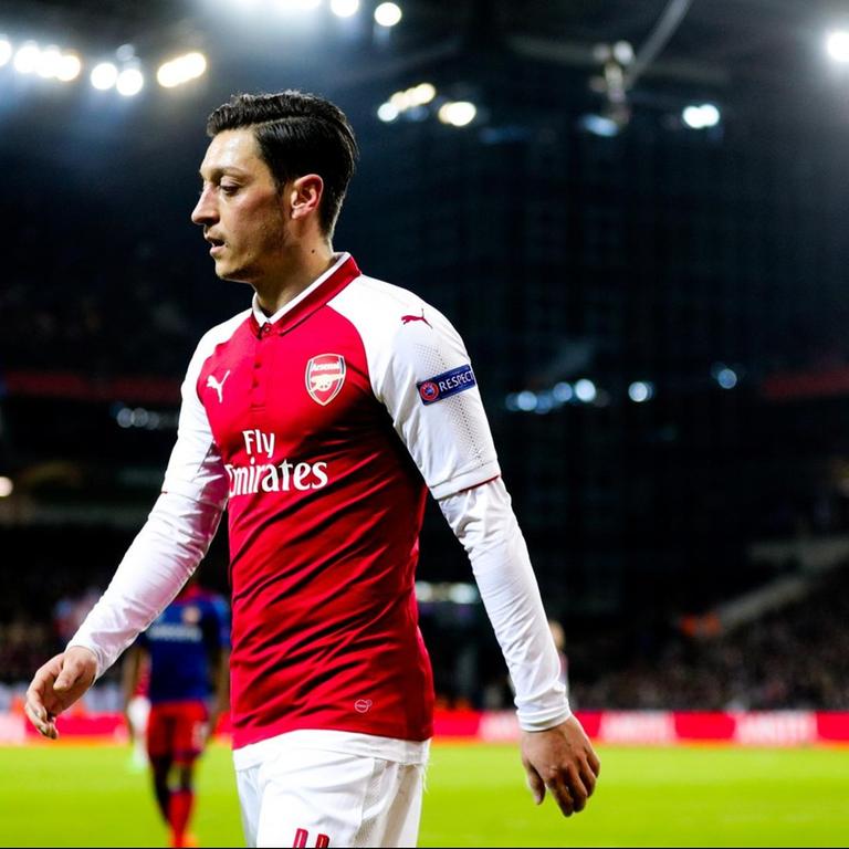 Das Foto zeigt Mesut Özil im Trikot seines Vereinsd FC Arsenal im April 2018.