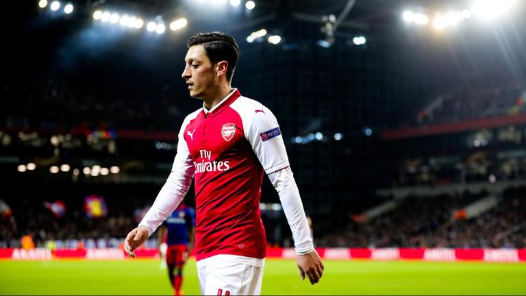 Das Foto zeigt Mesut Özil im Trikot seines Vereinsd FC Arsenal im April 2018.