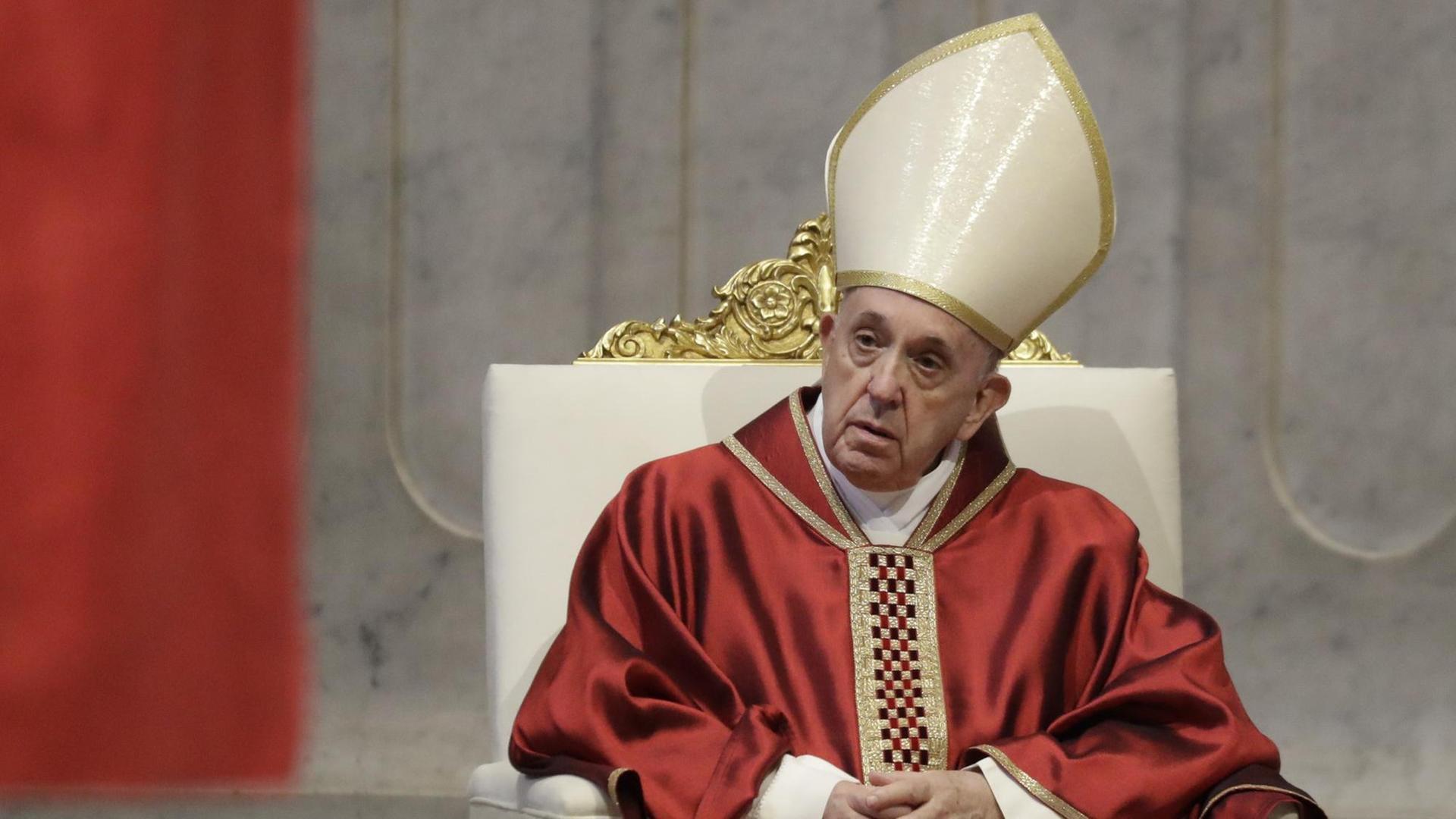 Papst Franziskus feiert im Petersdom einen Gottesdienst am Karfreitag.