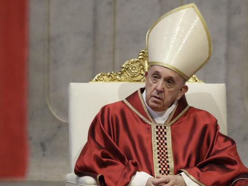 Papst Franziskus feiert im Petersdom einen Gottesdienst am Karfreitag.