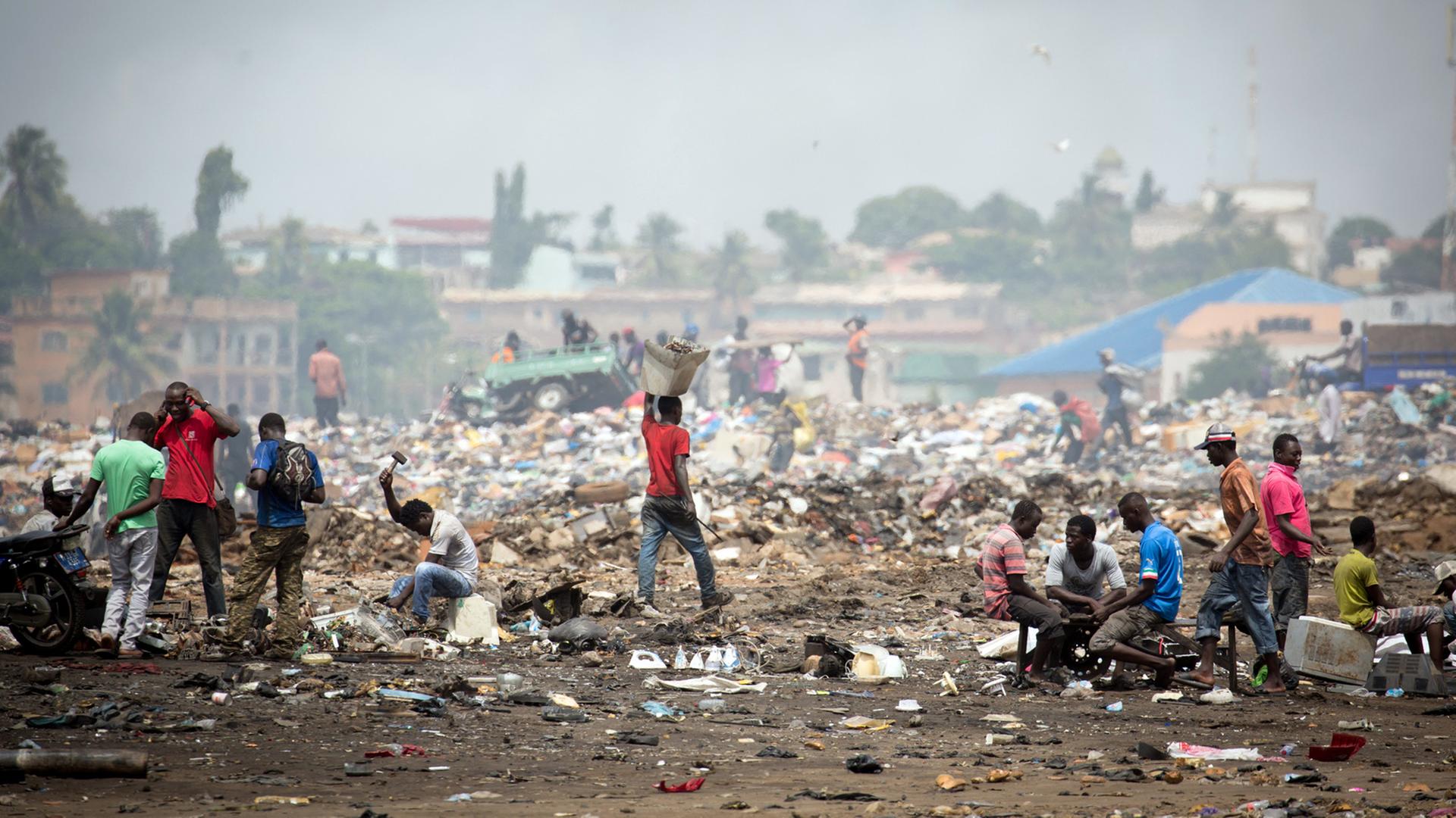 Männer arbeiten am Stadtrand von Accra auf einer Müllhalde aus Elektroschrott. Männer arbeiten am Stadtrand von Accra auf einer Müllhalde aus Elektroschrott.