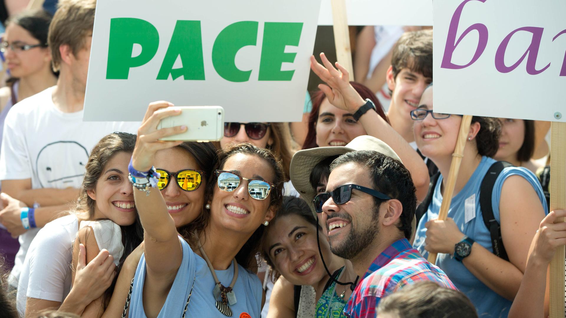 Zahlreiche Jugendliche aus ganz Europa nahmen im Juli 2015 an der Kundgebung "Walk of peace" in Berlin teil. Veranstaltet wurde die Kundgebung von der Gemeinschaft Sant'Egidio anlässlich ihres jährlichen, europäischen Jugendtreffens. Zahlreiche Jugendliche aus ganz Europa nahmen im Juli 2015 an der Kundgebung "Walk of peace" in Berlin teil. Veranstaltet wurde die Kundgebung von der Gemeinschaft Sant'Egidio anlässlich ihres jährlichen, europäischen Jugendtreffens.