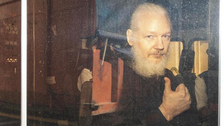 Wikileaks-Gründer Julian Leaks kommt am 11. April 2019 von der Polizei eskortiert am Gericht Westminster Magistrates Court in London an, wo über einen Auslieferungsantrag gegen ihn verhandelt wird. Wikileaks-Gründer Julian Leaks kommt am 11. April 2019 von der Polizei eskortiert am Gericht Westminster Magistrates Court in London an, wo über einen Auslieferungsantrag gegen ihn verhandelt wird.