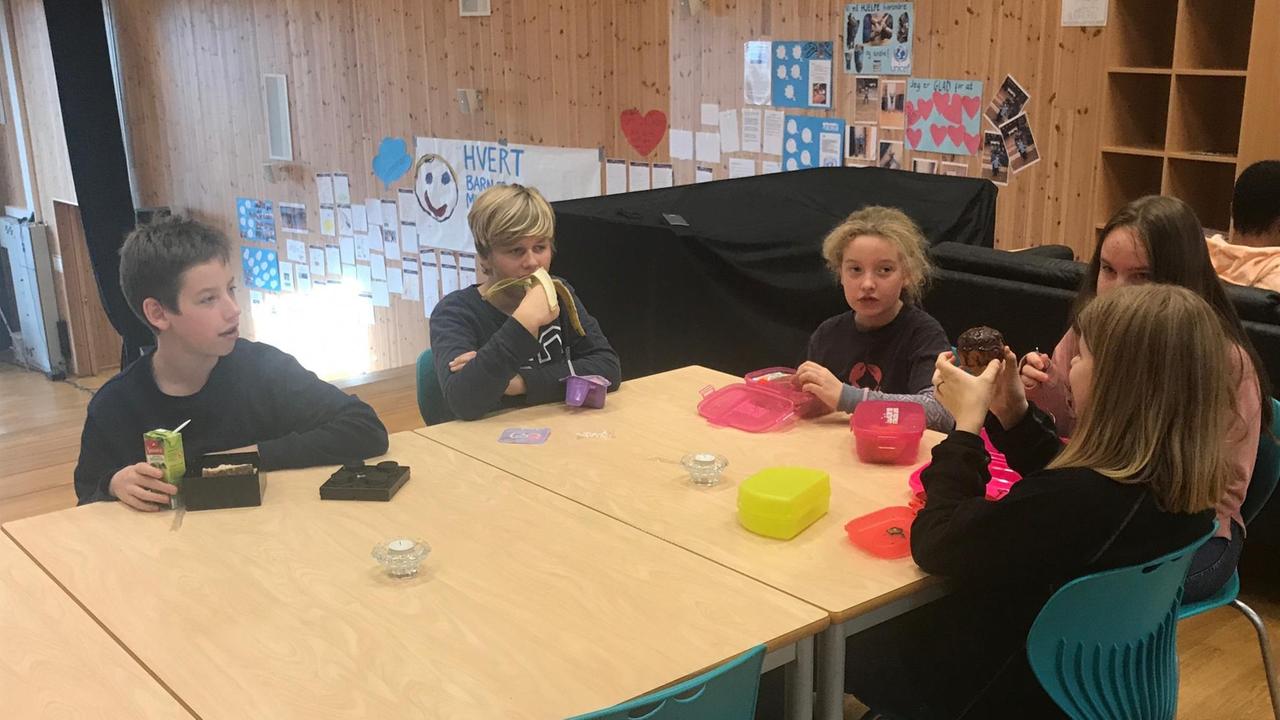 Mittagspause in der kleinen Schule auf Utsira: 25 Schüler werden hier von acht Lehrern unterrichtet Mittagspause in der kleinen Schule auf Utsira: 25 Schüler werden hier von acht Lehrern unterrichtet