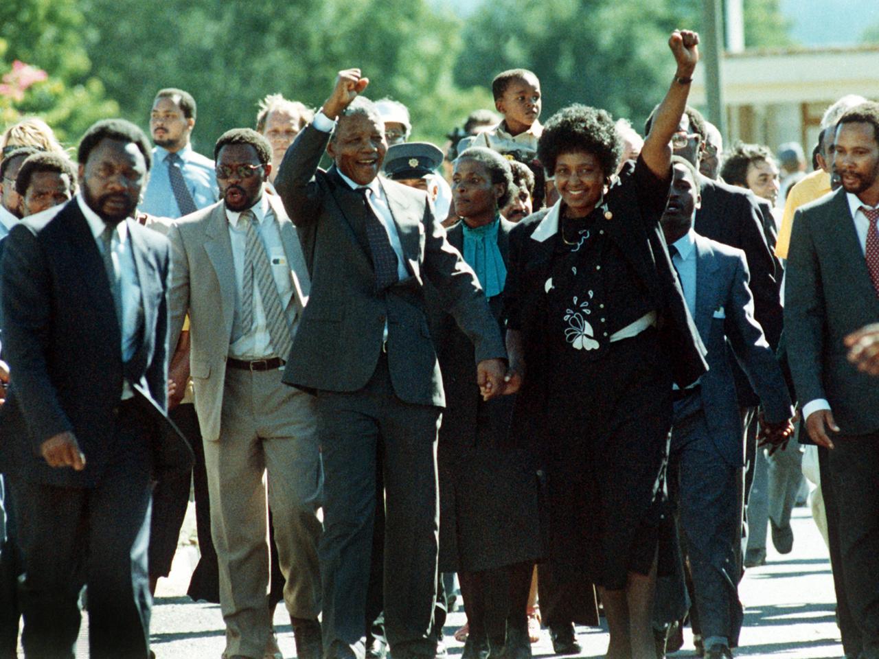 Nelson Mandela reckt die Faust, nachdem er aus der Haft entlassen wurde. Nelson Mandela reckt die Faust, nachdem er aus der Haft entlassen wurde.