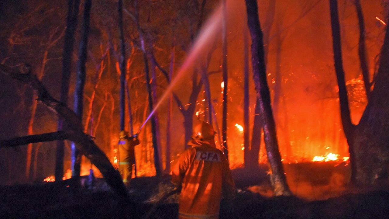 Schwere Brände in Australien -  Feuerwehrleute im Einsatz.