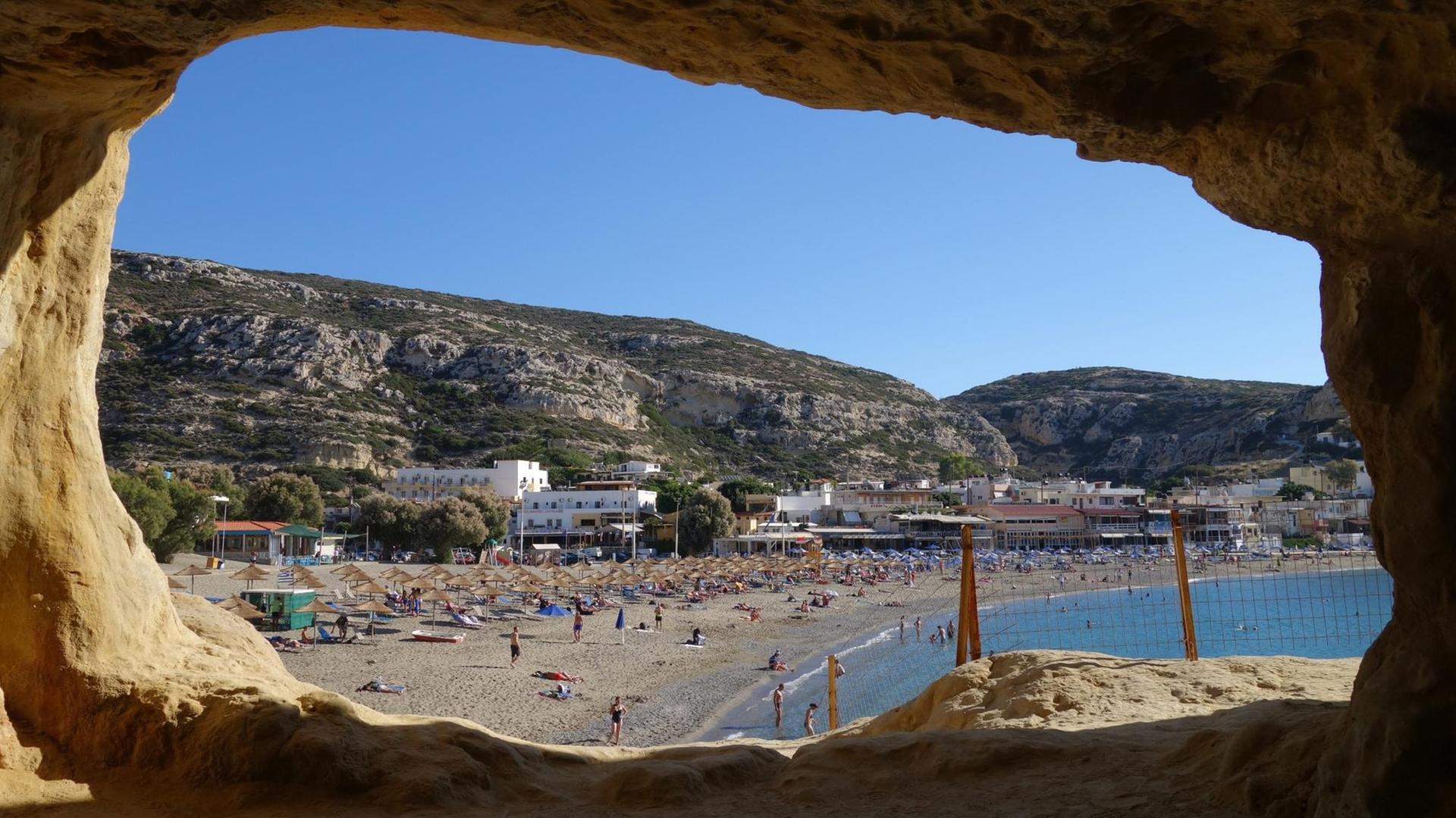 Die Felshöhlen in Matala auf der griechischen Insel Kreta mit Blick auf den Badestrand.