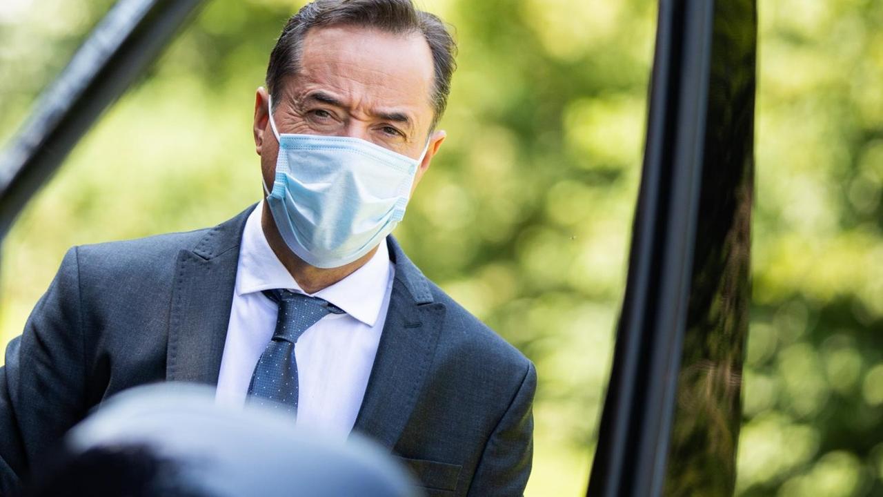 Der Schauspieler Jan Josef Liefers, Schauspieler kommt mit Mundschutz zu den Dreharbeiten zum neuen "Tatort" aus Münster. Der trägt einen dunklen Anzug, weißes Hemd und Krawatte. Der Schauspieler Jan Josef Liefers, Schauspieler kommt mit Mundschutz zu den Dreharbeiten zum neuen "Tatort" aus Münster. Der trägt einen dunklen Anzug, weißes Hemd und Krawatte.