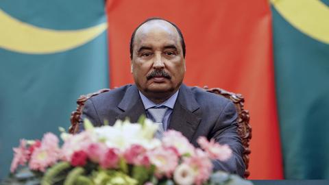 Der mauretanische Präsident Mohamed Ould Abdel Aziz sitzt an einem Konferenztisch.