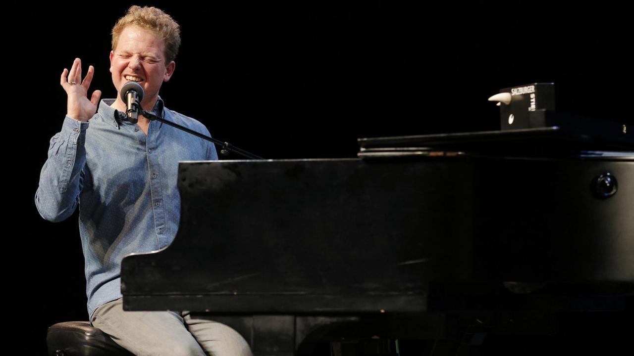 Gewinner Martin Zingsheim präsentiert am Klavier sein Programm beim "Salzburger Stier 2016" in der Paderhalle Paderborn Gewinner Martin Zingsheim präsentiert am Klavier sein Programm beim "Salzburger Stier 2016" in der Paderhalle Paderborn