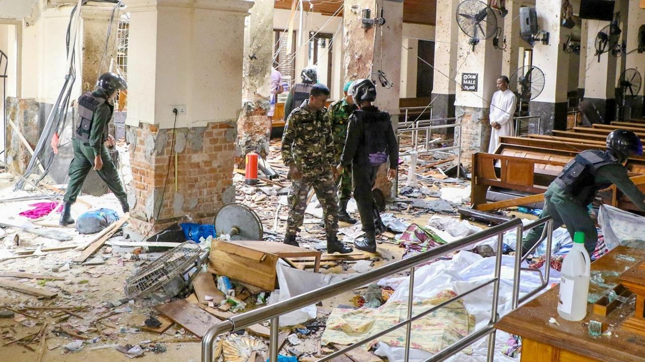 Die St. Antonius Kirche in Colombo ist nach einer Explosion verwüstet, Sicherheitskräfte gehen durch Trümmer Die St. Antonius Kirche in Colombo ist nach einer Explosion verwüstet, Sicherheitskräfte gehen durch Trümmer