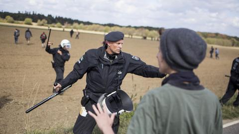 Demonstranten treffen auf Polizisten am Hambacher Forst.