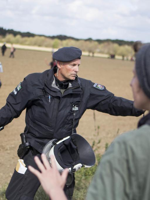 Demonstranten treffen auf Polizisten am Hambacher Forst.