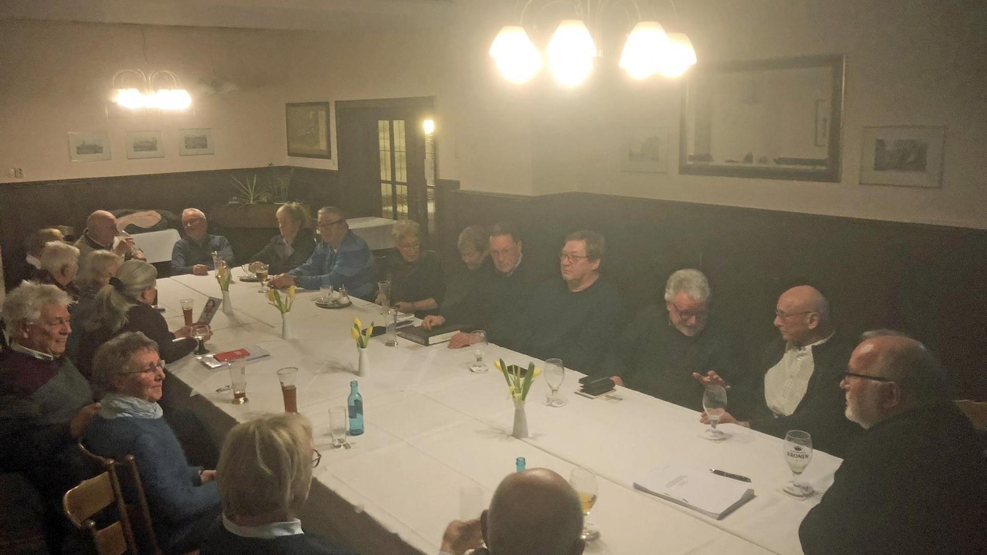 SPD-Ortsvereins Dortmund-Berghofen beim Stammtisch im Februar 2018. Gruppe von Menschen um einen Tisch herum sitzend, in einer Kneipe. SPD-Ortsvereins Dortmund-Berghofen beim Stammtisch im Februar 2018. Gruppe von Menschen um einen Tisch herum sitzend, in einer Kneipe.