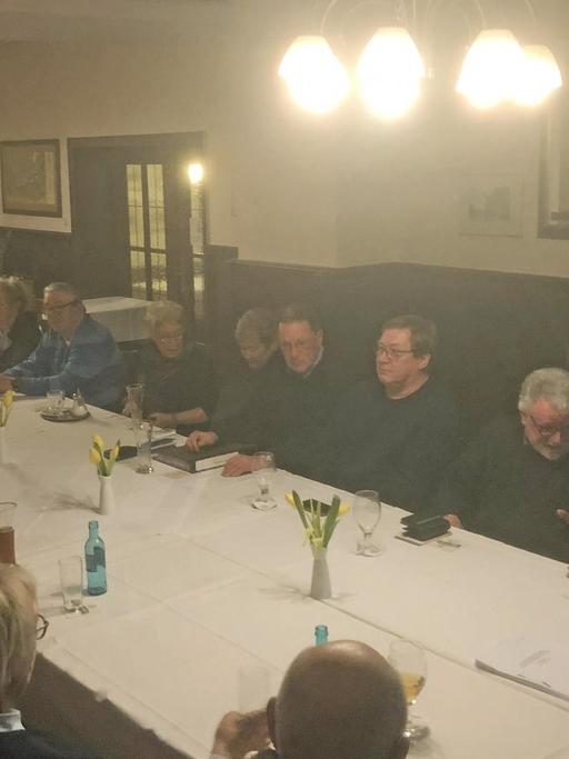 SPD-Ortsvereins Dortmund-Berghofen beim Stammtisch im Februar 2018. Gruppe von Menschen um einen Tisch herum sitzend, in einer Kneipe.