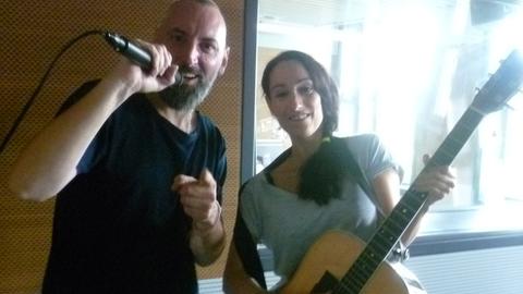 Der Musiker Fin Greenall und Vivian Perkovic im Studio von Deutschlandradio Kultur
