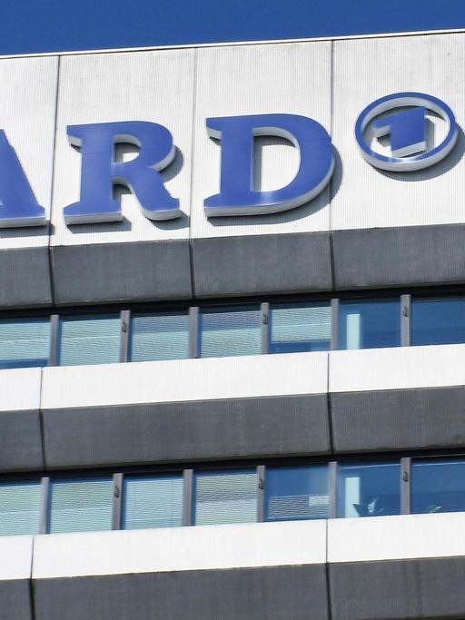 ARD-Logo am Münchner Funkhaus in der Arnulfstrasse in München (München). Foto: Winfried Rothermel