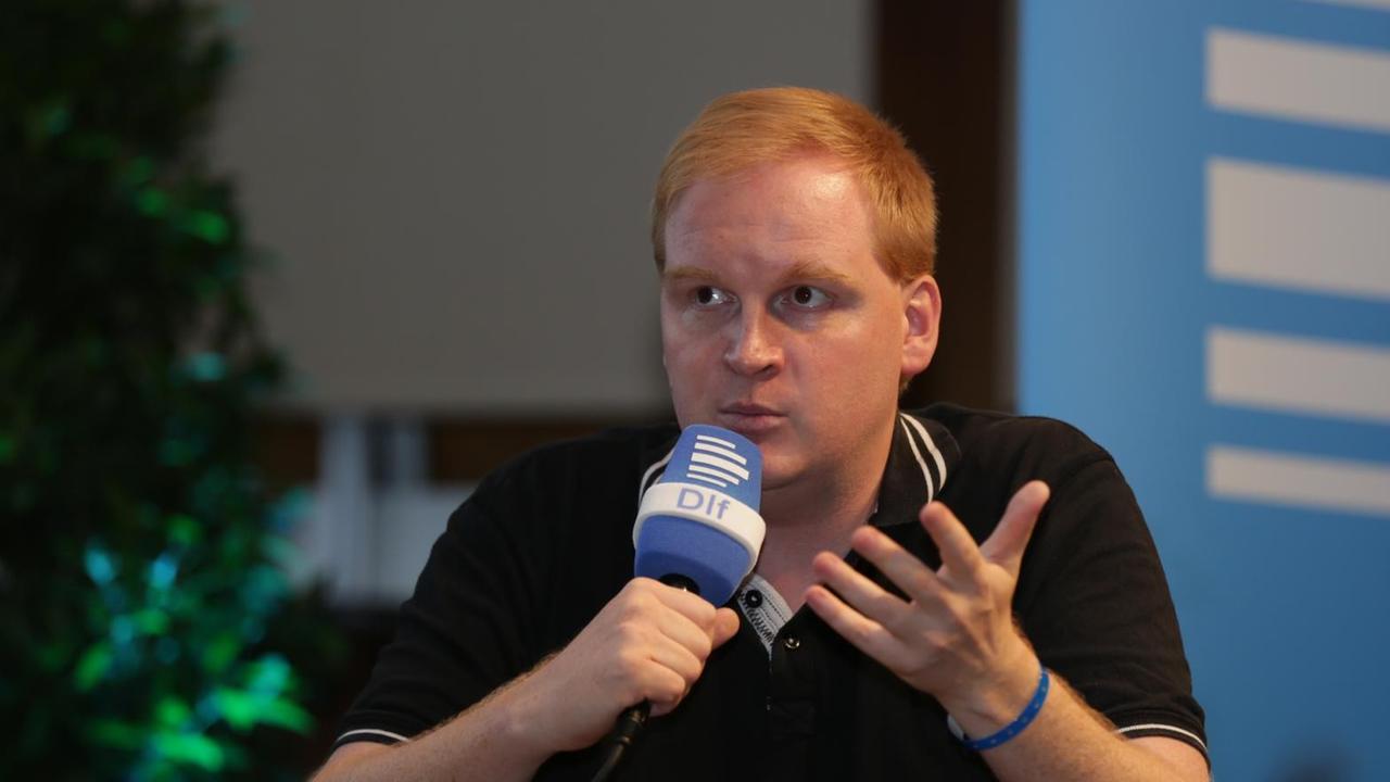 Der Autor und Podcaster Stefan Schulz beim 3. Kölner Forum für Journalismuskritik