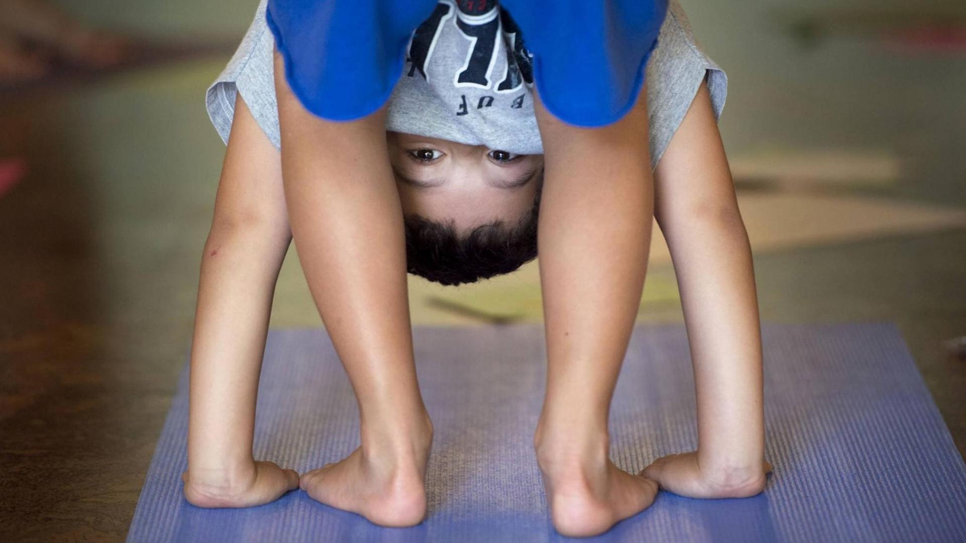 Ein Junge macht eine Übung in einem Yoga-Camp in Sacramento im US-Bundesstaat Kalifornien.