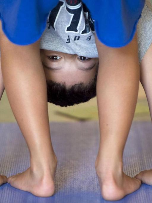 Ein Junge macht eine Übung in einem Yoga-Camp, in Sacramento im US-Bundesstaat Kalifornien.
