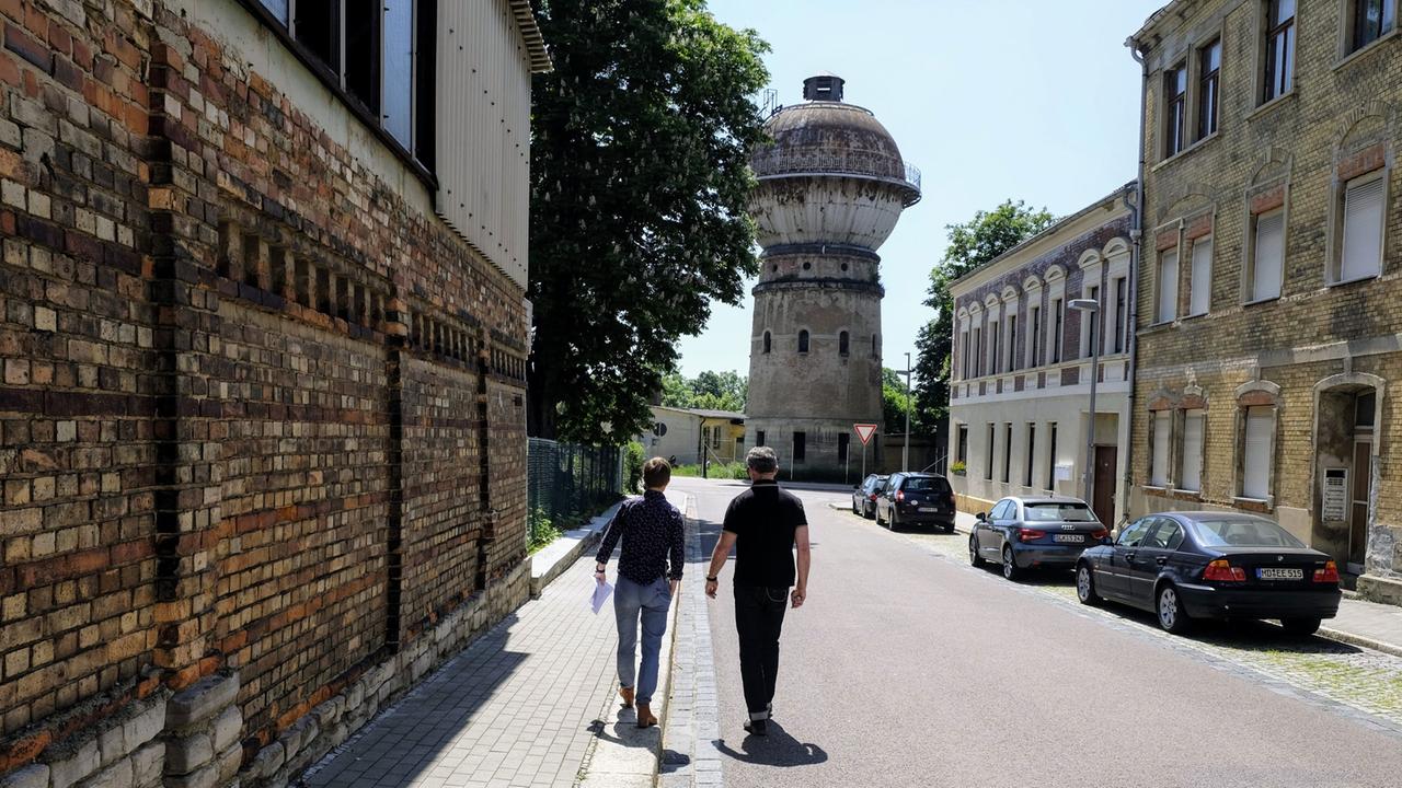 Marietta Schwarz und Neo Rauch unterwegs in Aschersleben - der Wasserturm im Hintergrund. Marietta Schwarz und Neo Rauch unterwegs in Aschersleben - der Wasserturm im Hintergrund.