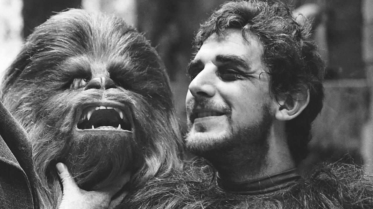 Der Schauspieler Peter Mayhew am Set einer Folge der Kino-Saga "Star Wars" mit seinem Kostüm der Chewbacca-Figur. Der Schauspieler Peter Mayhew am Set einer Folge der Kino-Saga "Star Wars" mit seinem Kostüm der Chewbacca-Figur.