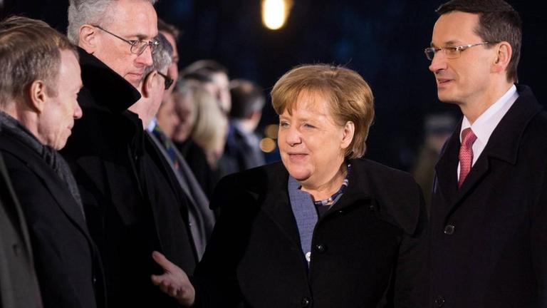 Angela Merkel im Beisein von Mateusz Morawiecki (re.) nach der Ankunft in Warschau Angela Merkel im Beisein von Mateusz Morawiecki (re.) nach der Ankunft in Warschau