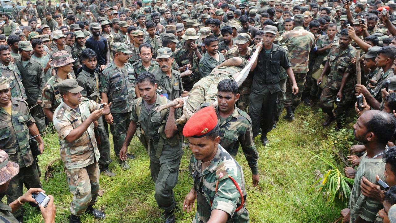 Srilankische Soldaten transportieren toten Rebellenführer Velupillai Prabhakaran auf einer Bahre