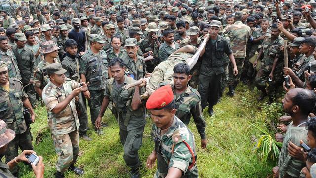 Srilankische Soldaten transportieren toten Rebellenführer Velupillai Prabhakaran auf einer Bahre