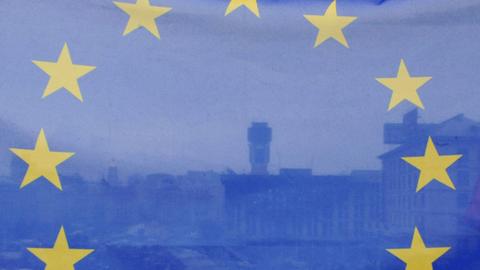 Der Unabhängigkeitsplatz in der ukrainischen Hauptstadt Kiew, gesehen durch eine EU-Flagge.
