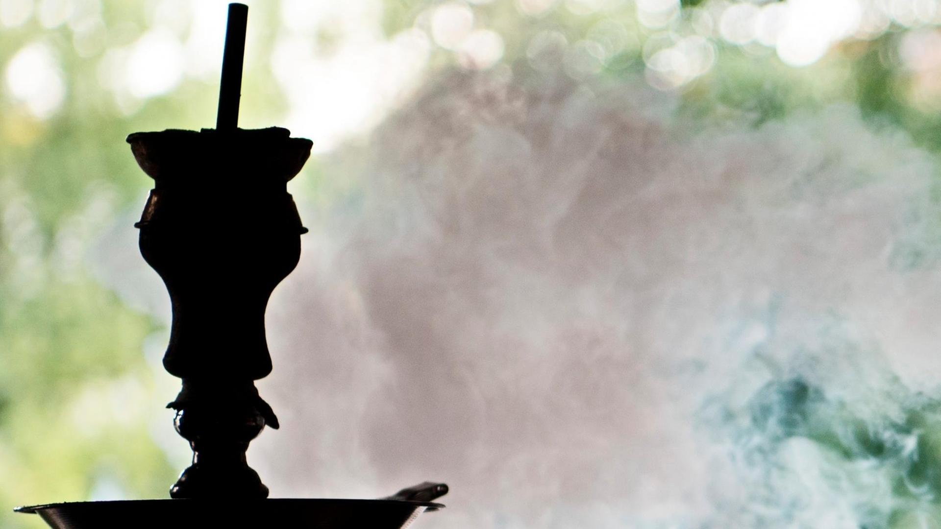 Rauch steigt am 21.07.2016 in einer Shisha-Bar in Berlin aus einer Wasserpfeife Rauch steigt am 21.07.2016 in einer Shisha-Bar in Berlin aus einer Wasserpfeife