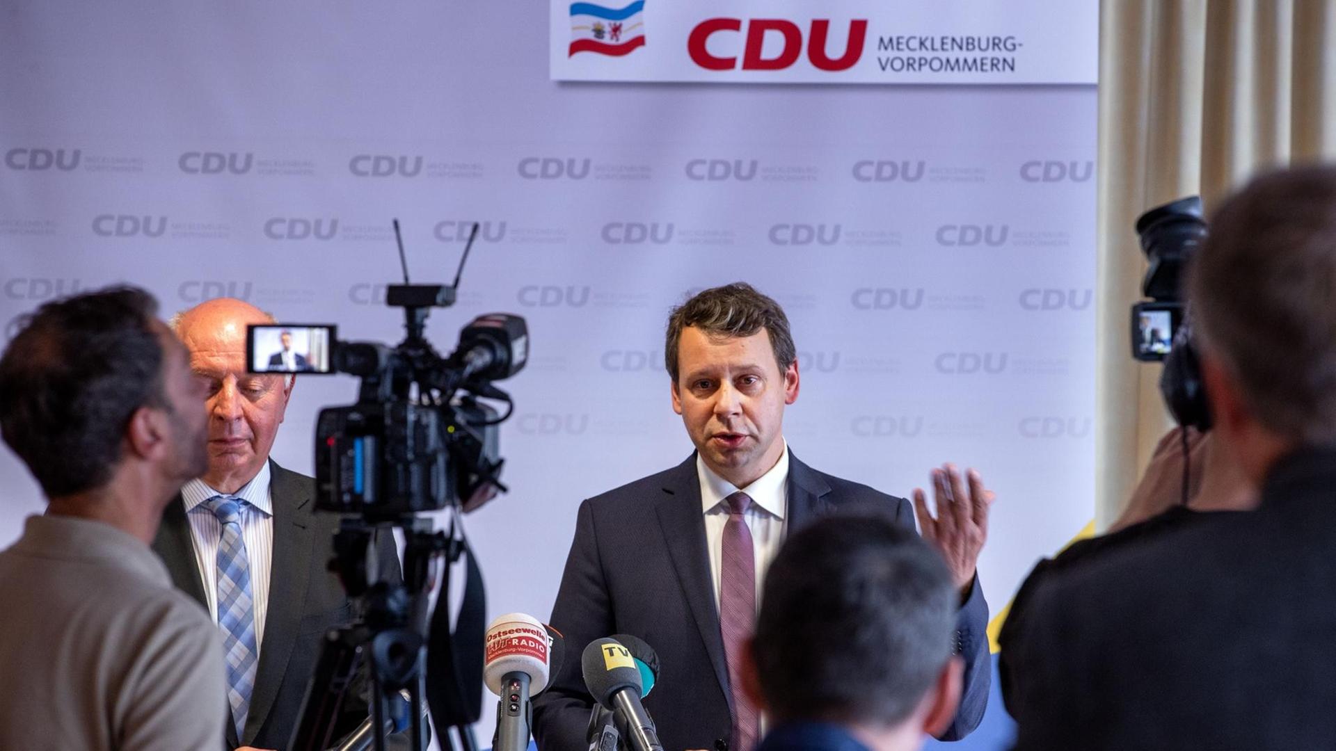 Schwerin: Michael Sack (r), der neue Kandidat für den Landesvorsitz der CDU Mecklenburg-Vorpommern, beantwortet bei einer Pressekonferenz die Fragen von Medienvertretern.