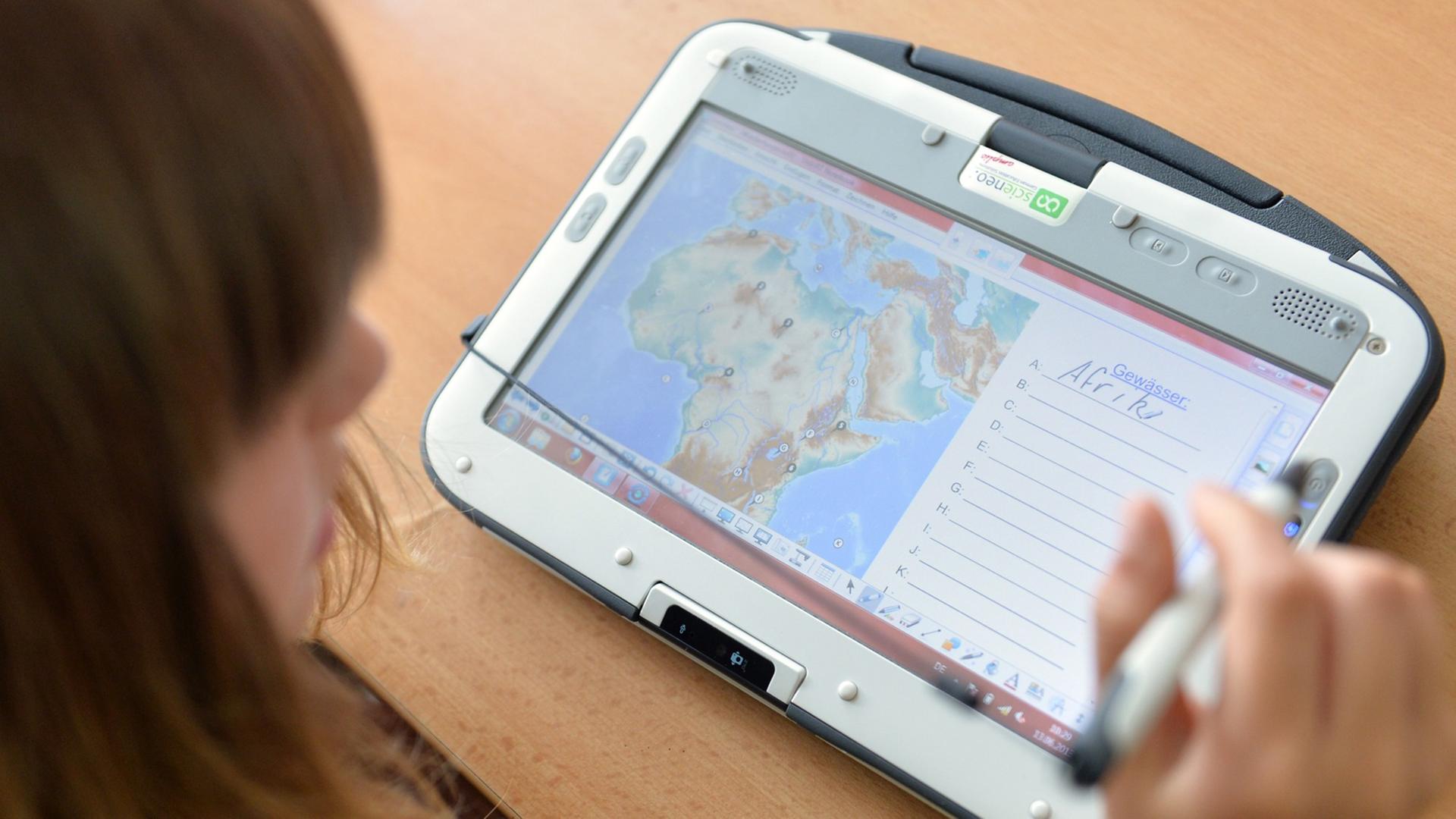 Eine Schülerin arbeitet an ihrem Laptop, auf der die Afrika-Karte zu sehen ist. Eine Schülerin arbeitet an ihrem Laptop, auf der die Afrika-Karte zu sehen ist.