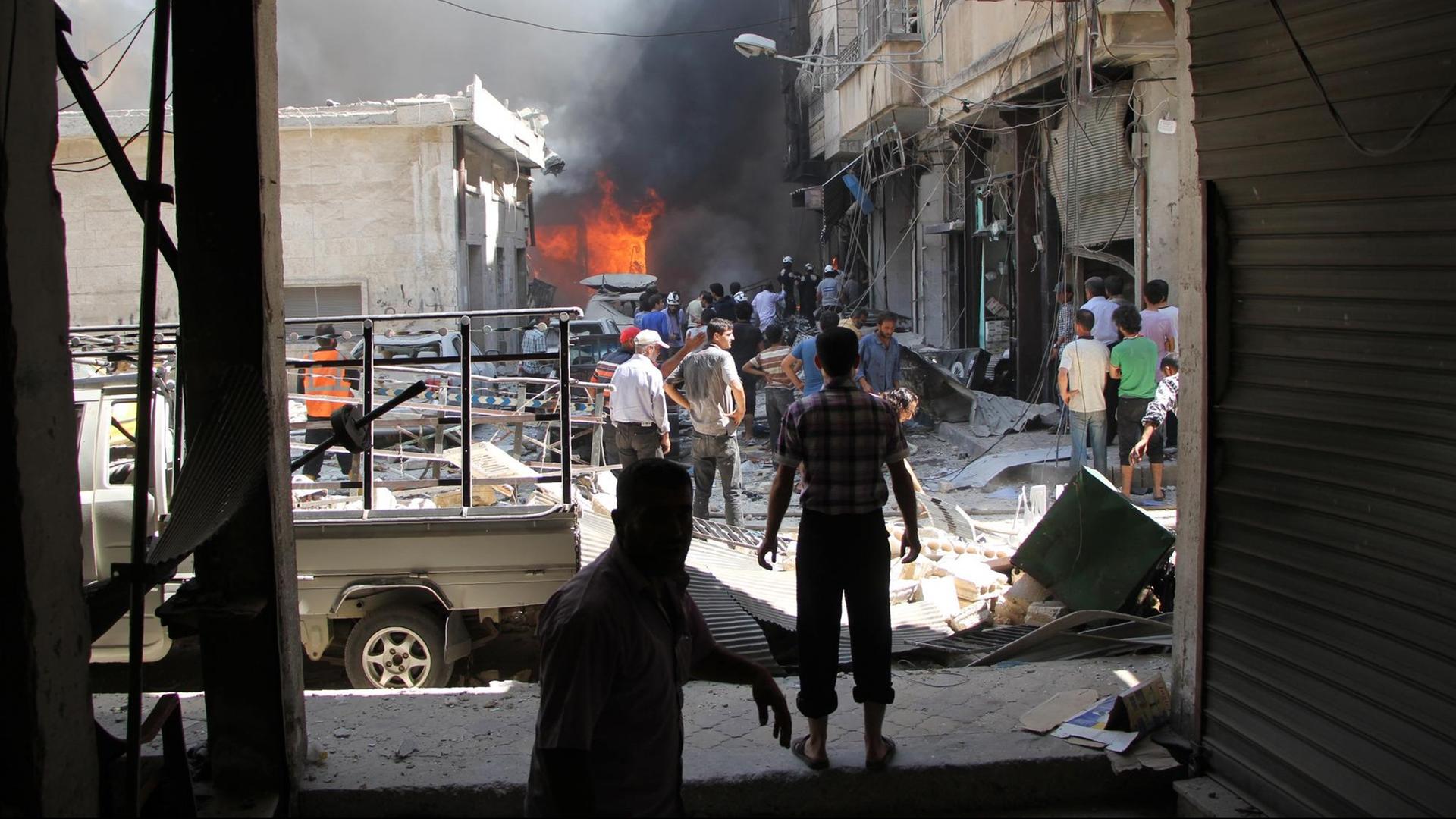 Syrische Männer suchen nach einem Luftangriff am 10. September 2016 in der nordwestsyrischen Stadt Idlib in den Trümmern nach Opfern. Syrische Männer suchen nach einem Luftangriff am 10. September 2016 in der nordwestsyrischen Stadt Idlib in den Trümmern nach Opfern.