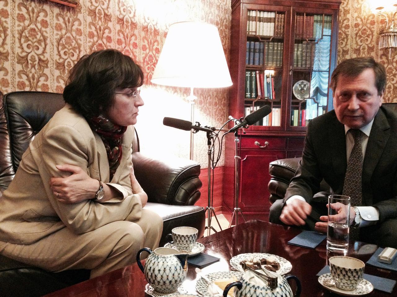 Chefredakteurin Birgit Wentzien und der russische Botschafter Wladimir Grinin sitzen in einem Wohnzimmer.