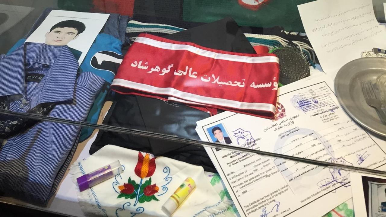 Im Museum für Menschenrechtsverletzungen in Kabul sind Ausweisdokumente, Kleidungsstücke und Fotografien von Opfern ausgestellt.