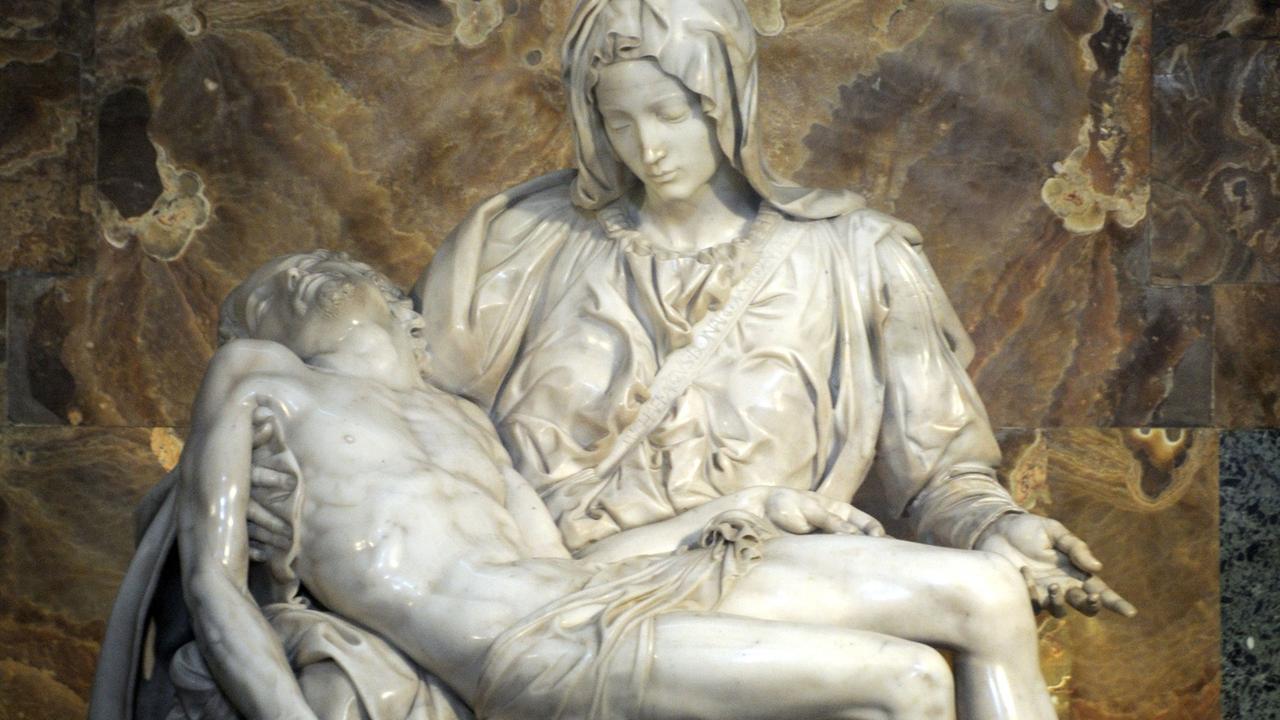 Michelangelos Pietà im Petersdom. Eine Kopie der berühmten Skulptur befindet sich in der Berliner St. Hedwig-Kathedrale. Michelangelos Pietà im Petersdom. Eine Kopie der berühmten Skulptur befindet sich in der Berliner St. Hedwig-Kathedrale.