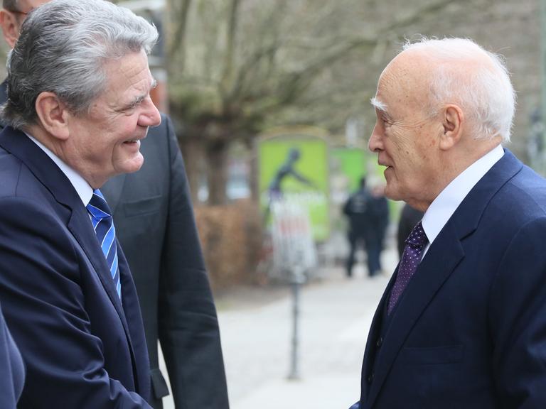 Der griechische Staatspräsident Karolos Papoulias (r.) und Bundespräsident Joachim Gauck