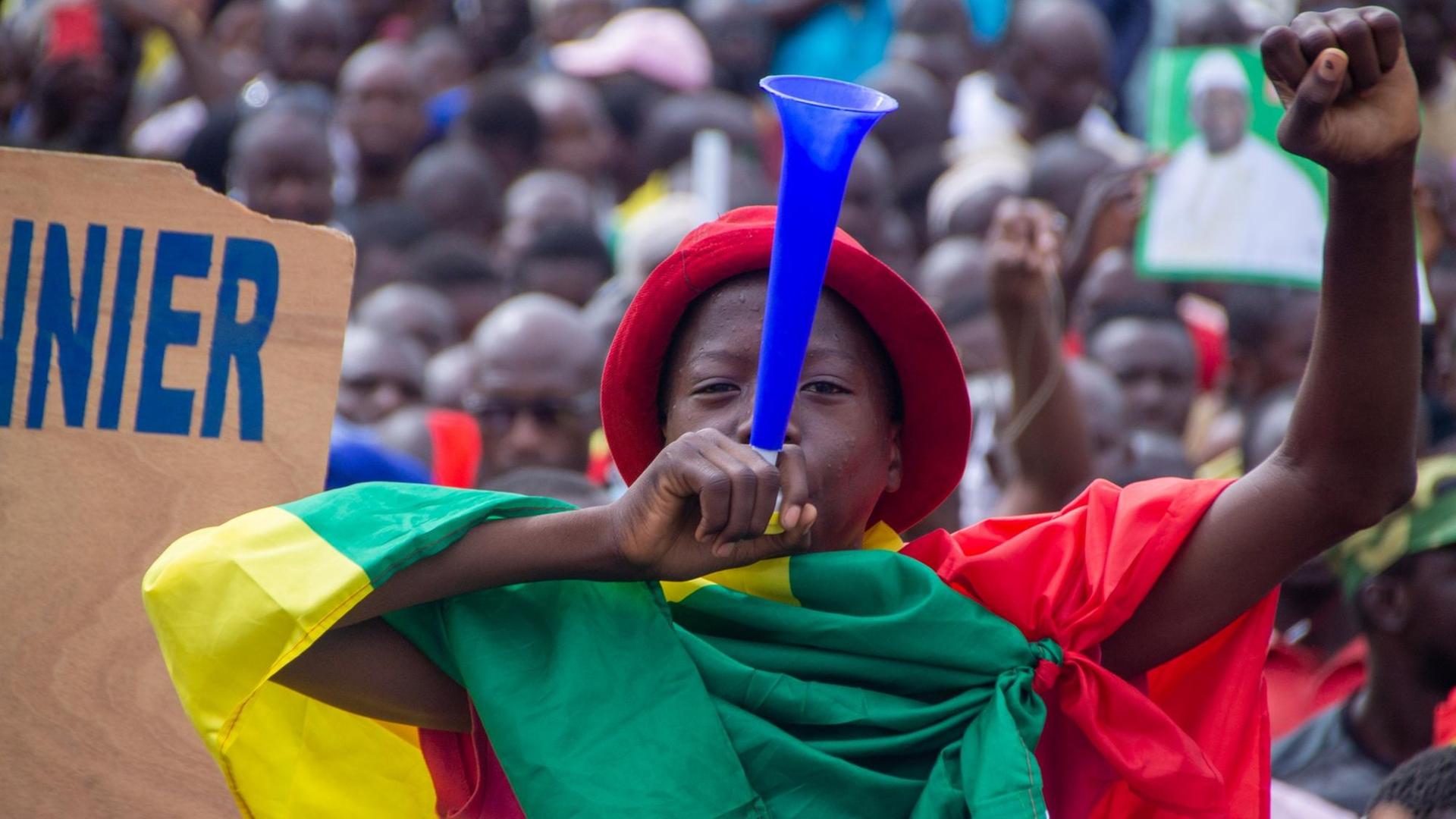 BAMAKO, MALI - AUGUST 21: Thousands of Malians attend a mass rally at Independence Square in Bamako, Mali on August 21, 2020. Opposition supporters hold a rally to welcome the resignation of the country's ousted president and dissolution of the National Assembly and government after military officers seized power earlier this week. Stringer / Anadolu Agency | Keine Weitergabe an Wiederverkäufer. BAMAKO, MALI - AUGUST 21: Thousands of Malians attend a mass rally at Independence Square in Bamako, Mali on August 21, 2020. Opposition supporters hold a rally to welcome the resignation of the country's ousted president and dissolution of the National Assembly and government after military officers seized power earlier this week. Stringer / Anadolu Agency | Keine Weitergabe an Wiederverkäufer.