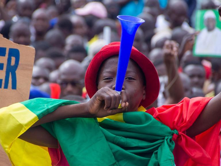 BAMAKO, MALI - AUGUST 21: Thousands of Malians attend a mass rally at Independence Square in Bamako, Mali on August 21, 2020. Opposition supporters hold a rally to welcome the resignation of the country's ousted president and dissolution of the National Assembly and government after military officers seized power earlier this week. Stringer / Anadolu Agency | Keine Weitergabe an Wiederverkäufer.