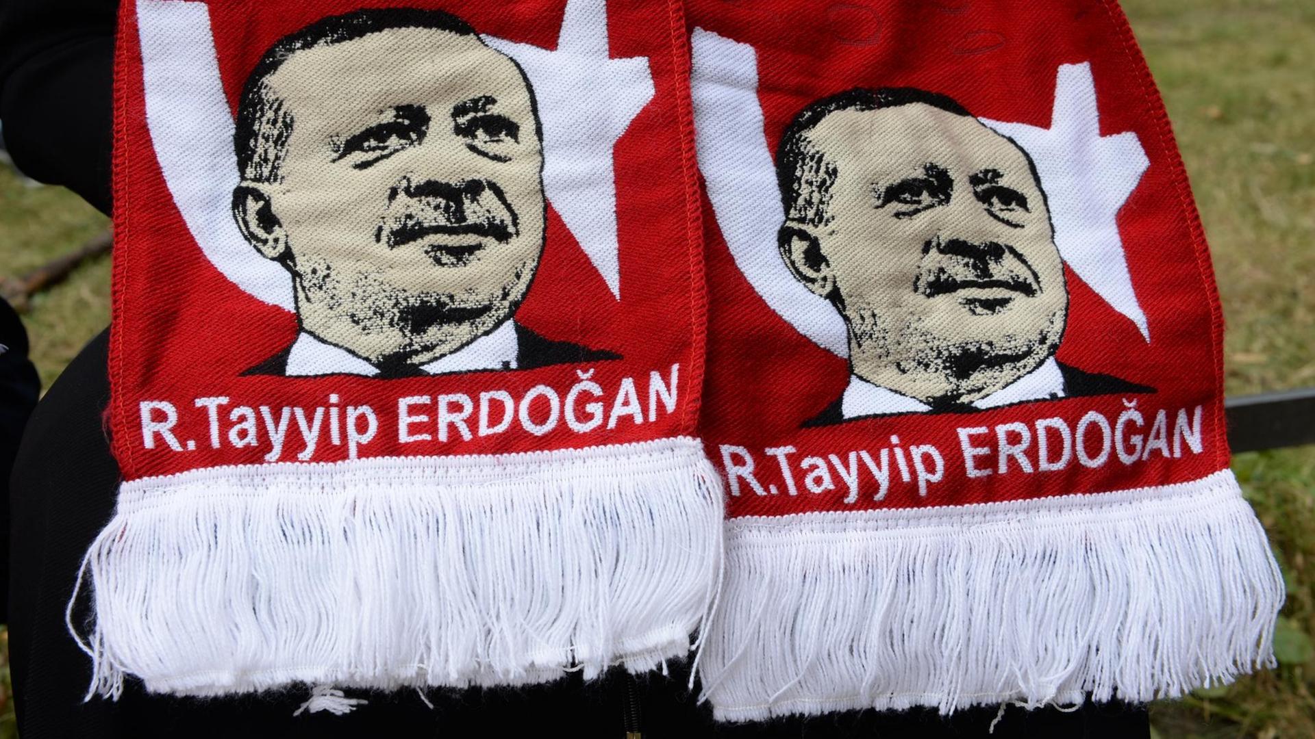 Sie sehen einen Schal mit dem Konterfei des türkischen Präsidenten - hier hochgehalten in Berlin. Sie sehen einen Schal mit dem Konterfei des türkischen Präsidenten - hier hochgehalten in Berlin.