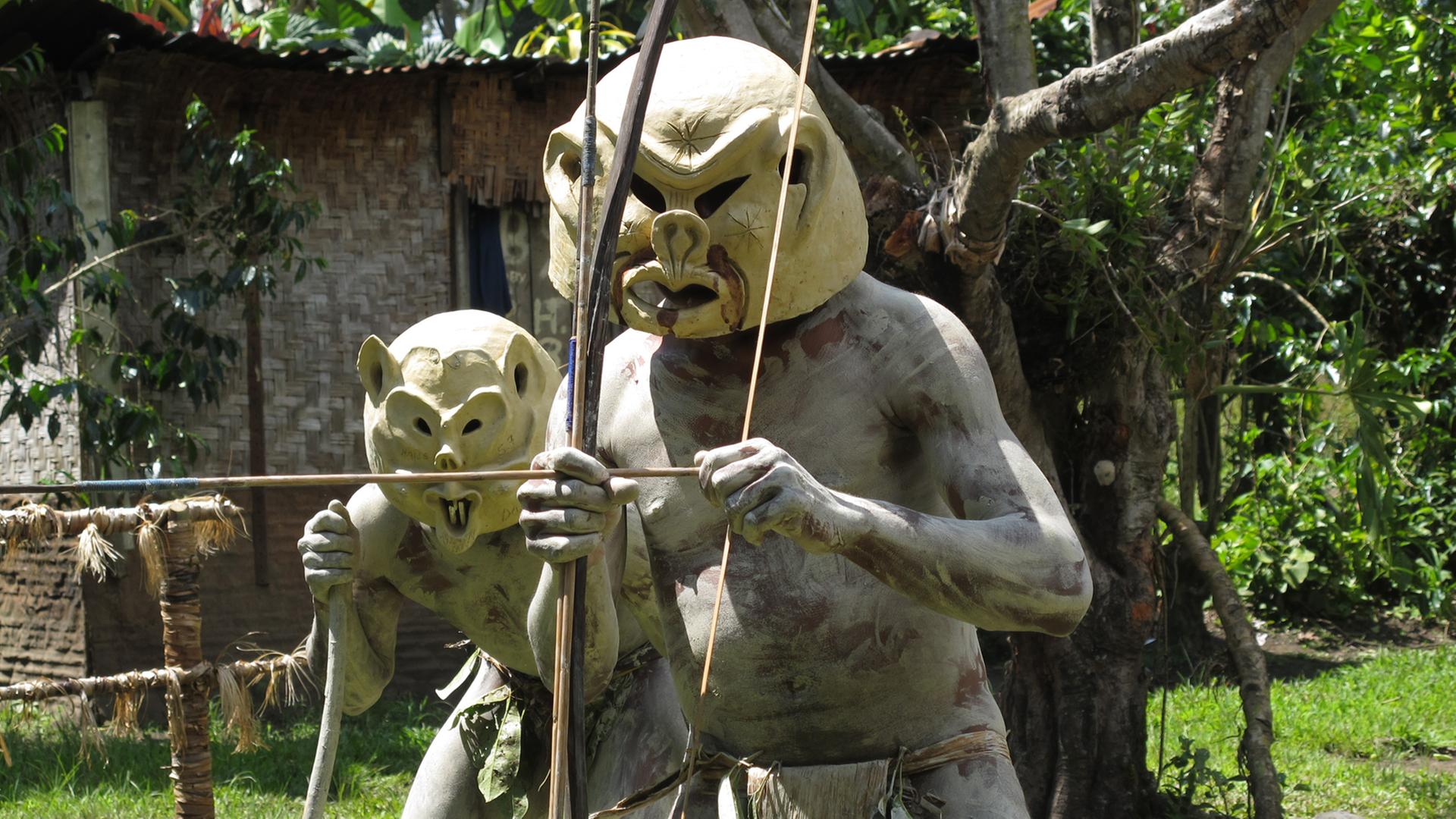 Asaro-Schlammmenschen in Goroka spielen eine Geschichte aus der Mythologie nach. Asaro-Schlammmenschen in Goroka spielen eine Geschichte aus der Mythologie nach.