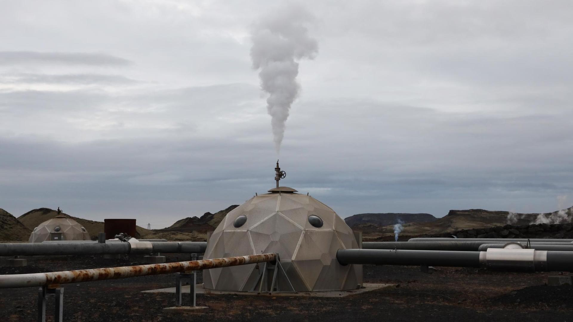 Bohrlöcher beim Geothermiekraftwerk Hellisheiði in Island